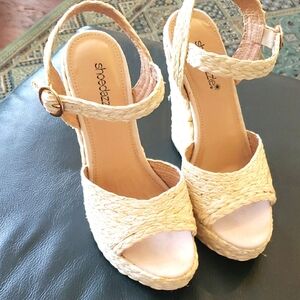 Shoe Dazzle Cream Woven Women's Sandals